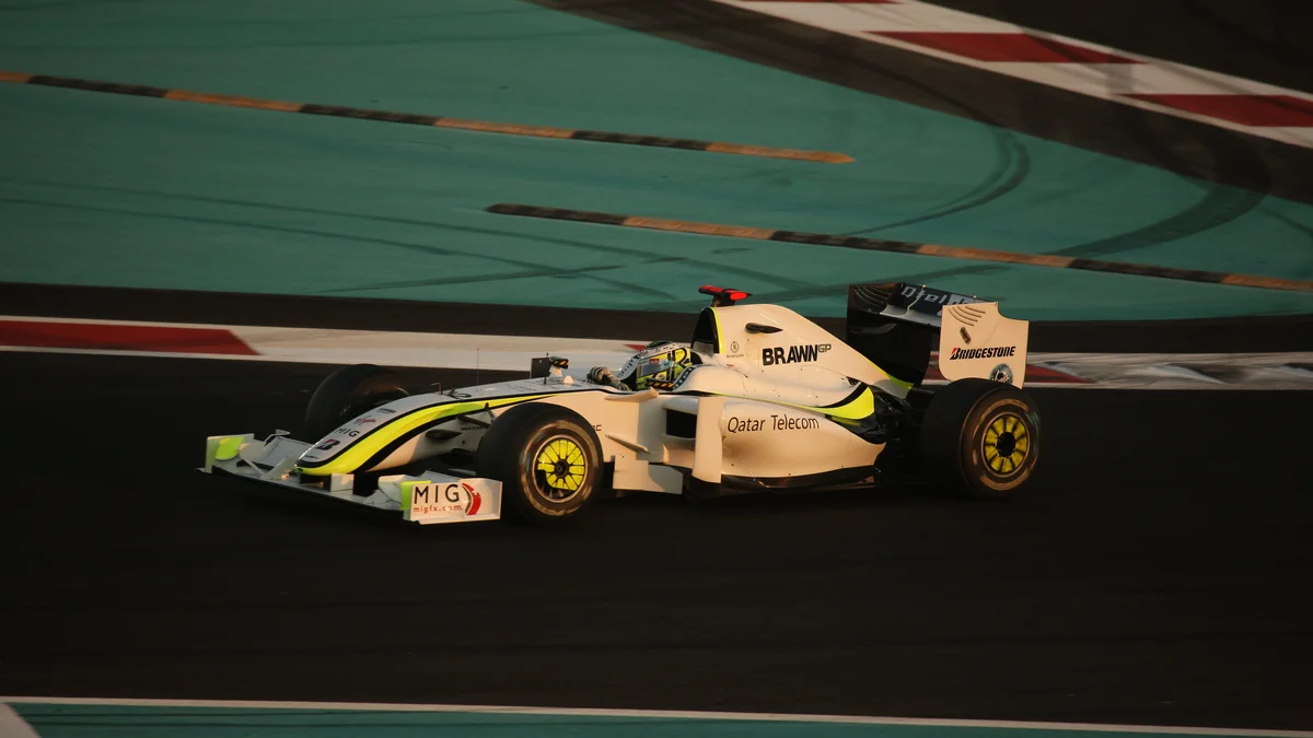 Monoplace de Formule 1 lancée sur le circuit de Yas Marina, avec les dégagements turquoise caractéristiques du tracé