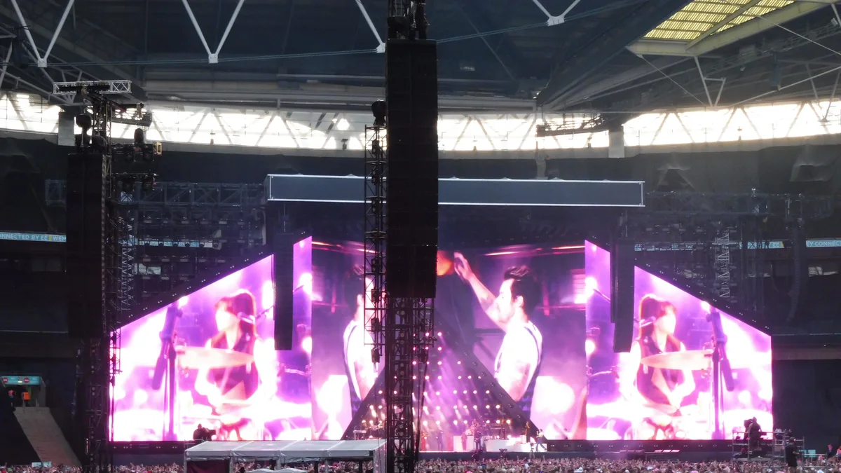La scène rose du concert de Harry Styles au stade de Wembley, avec la foule compacte au premier plan