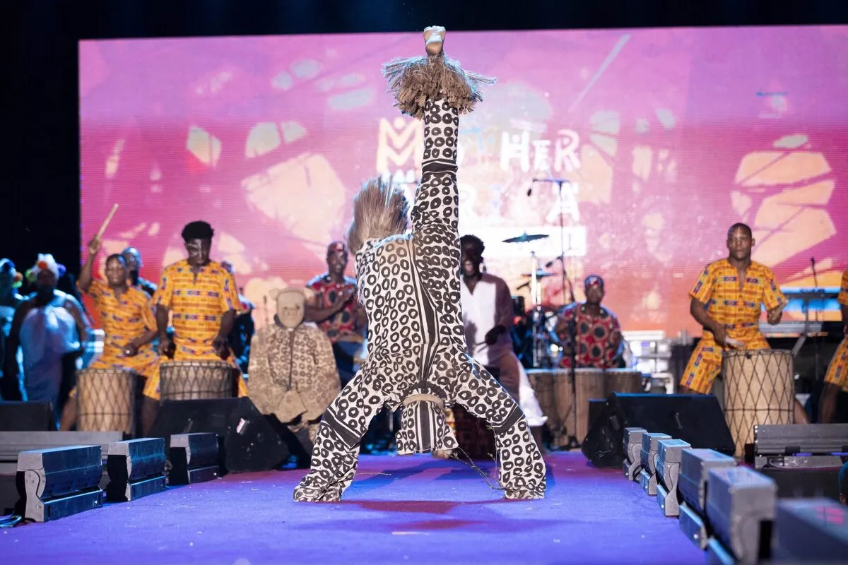 Danseurs et percussionnistes en tenues traditionnelles sur la scène du Mother Africa Festival à Abidjan