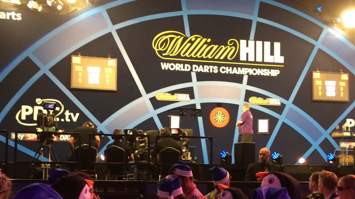 Le public en déguisements colorés assis devant la scène du Championnat du monde de fléchettes PDC, à l'Alexandra Palace