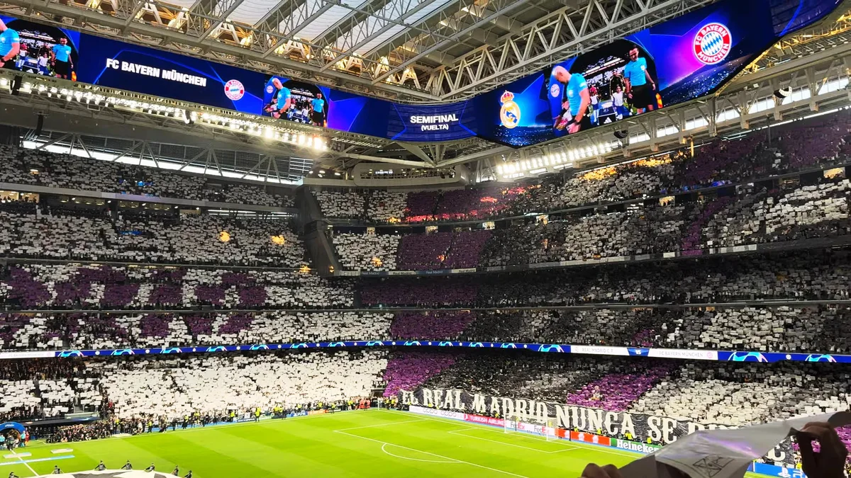 Le stade Santiago Bernabéu plein à craquer, tribunes en choréo noir et blanc, lors d'un soir de Ligue des Champions