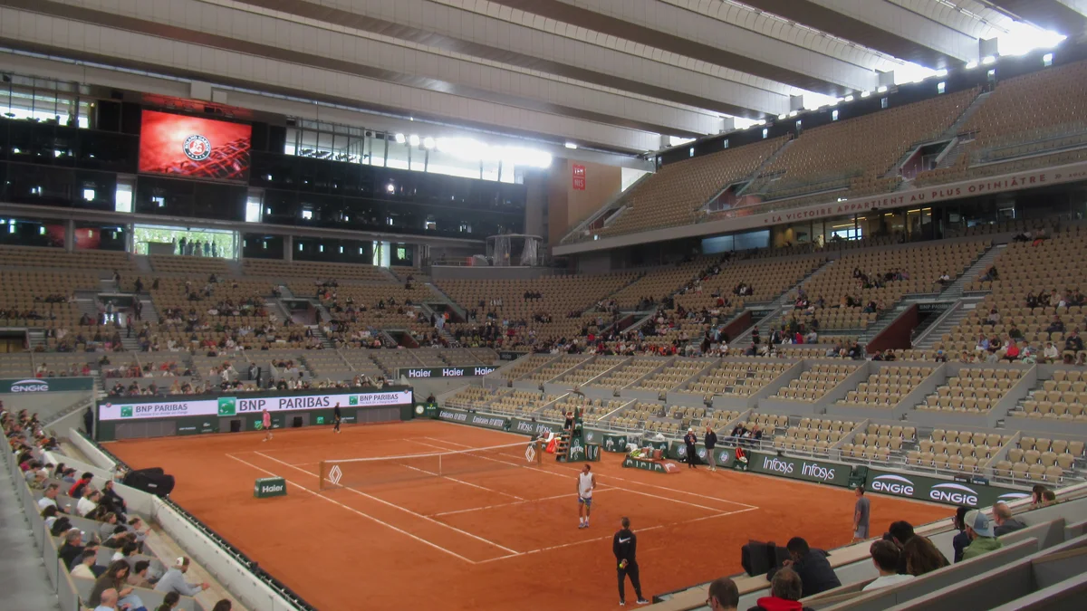 L'intérieur du court Philippe-Chatrier à Roland-Garros, terre battue orange et toit rétractable fermé