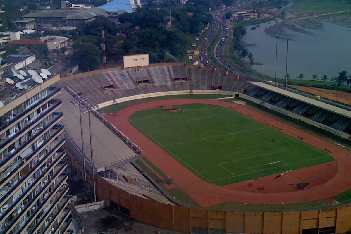 Vue aérienne du stade Félix Houphouët-Boigny au Plateau, à Abidjan, au bord de la lagune